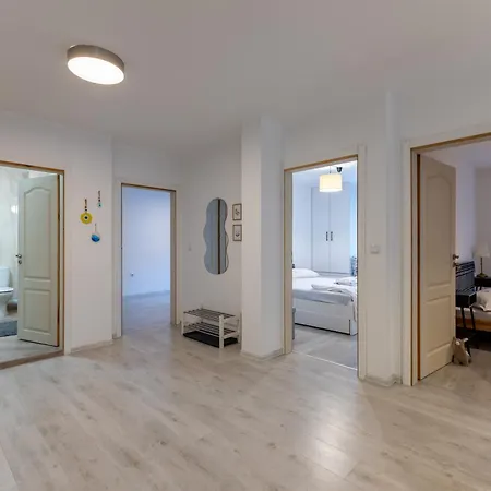 2br - Workspace With Elevator